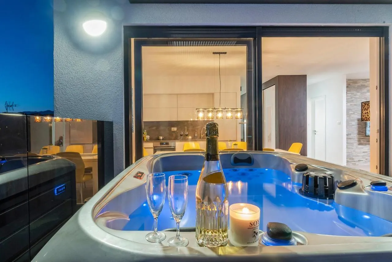 Apartment Mediteran Luxury Penthouse With Jacuzzi Mandre